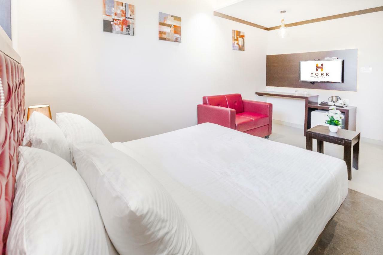 York Hotel Kochi Bagian luar foto