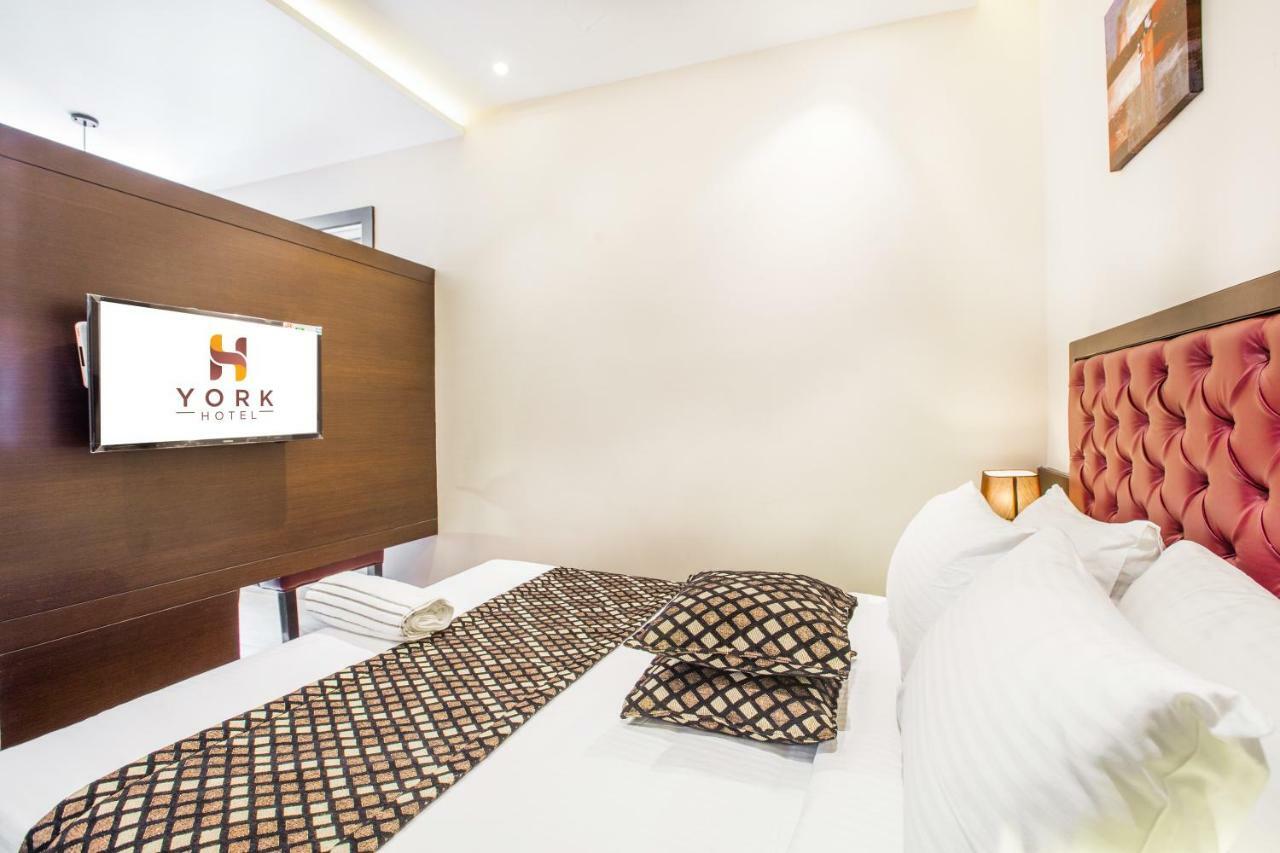 York Hotel Kochi Bagian luar foto