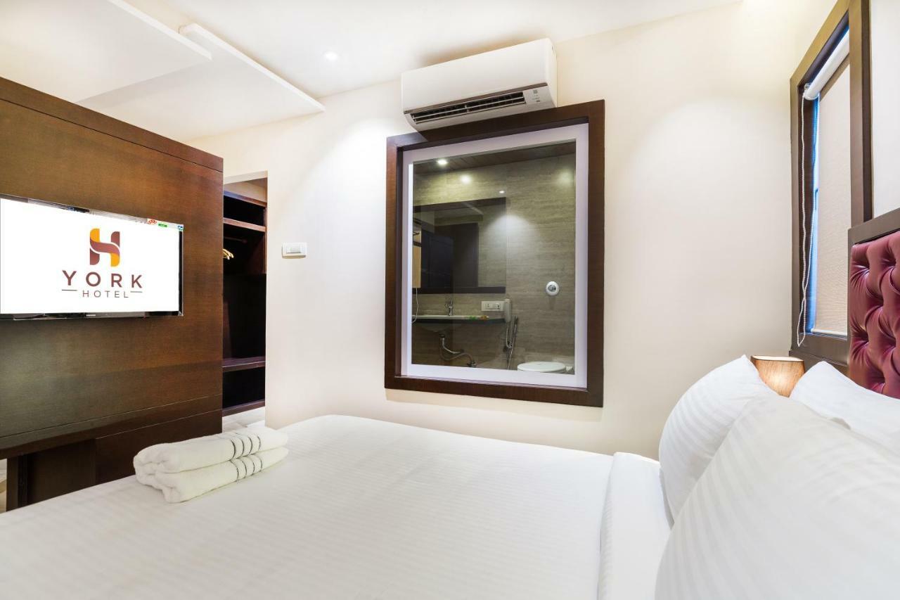 York Hotel Kochi Bagian luar foto