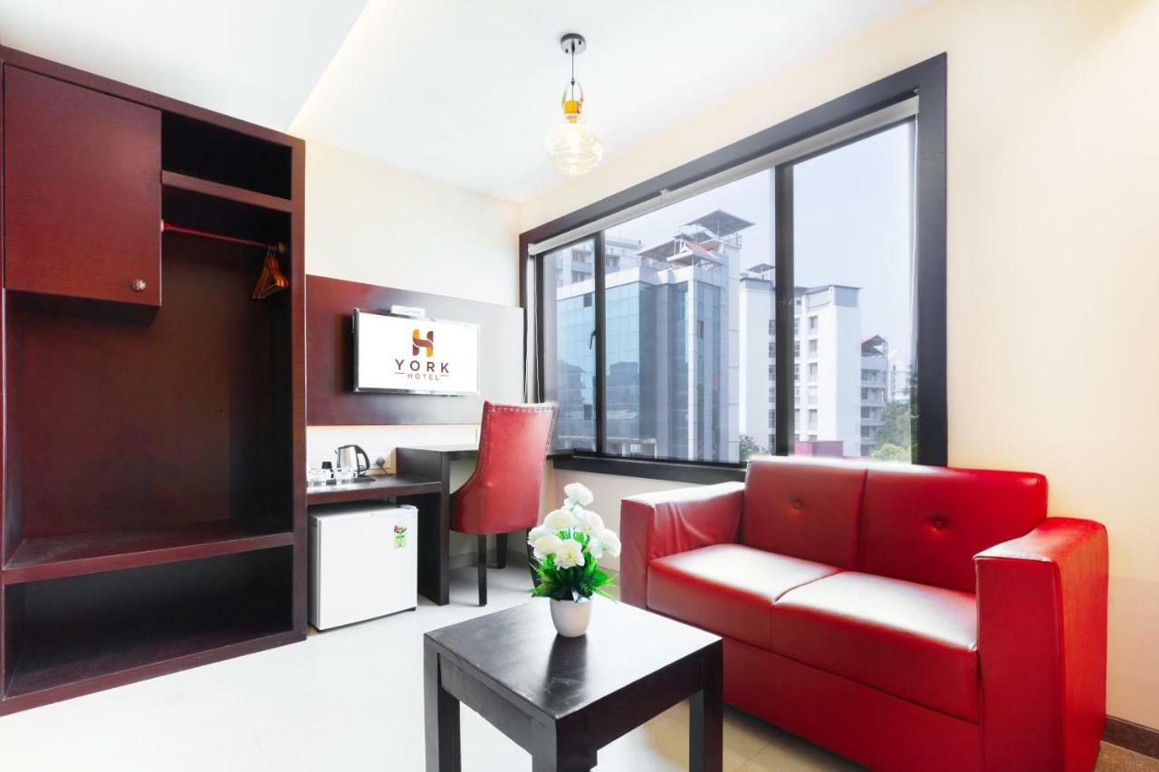 York Hotel Kochi Bagian luar foto