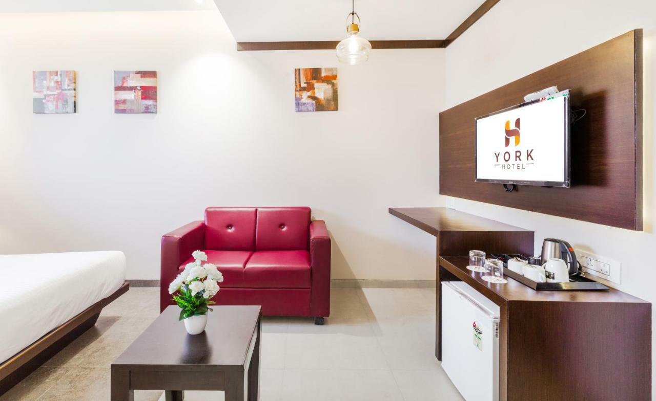 York Hotel Kochi Bagian luar foto