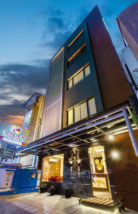 York Hotel Kochi Bagian luar foto